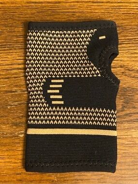 Compression Wrist Support Brace Sleeve Black & Tan Size Medium NIP Arthritis Gym